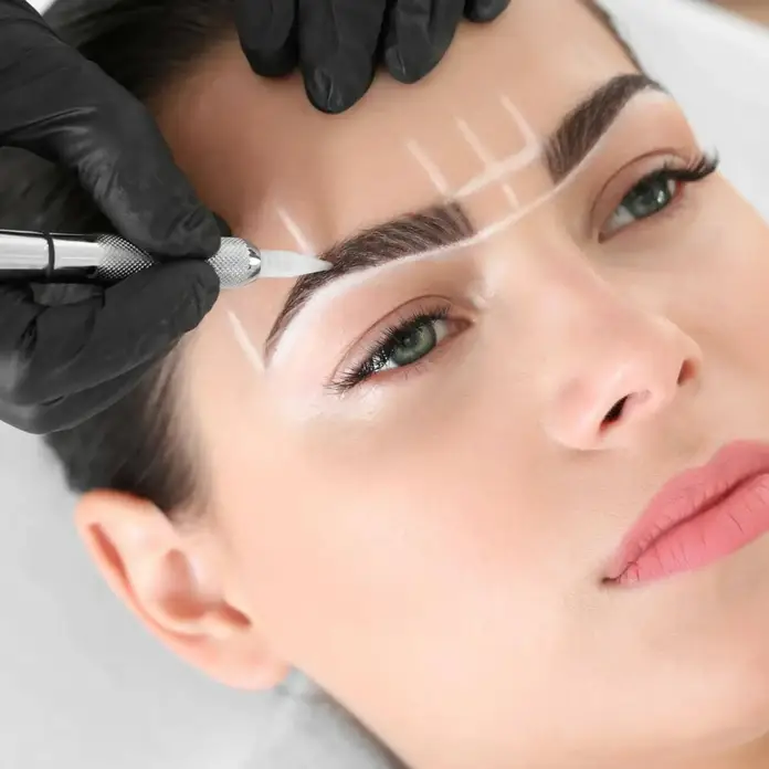 Micropigmentación de cejas sombreadas: ¡Renueva tu mirada!