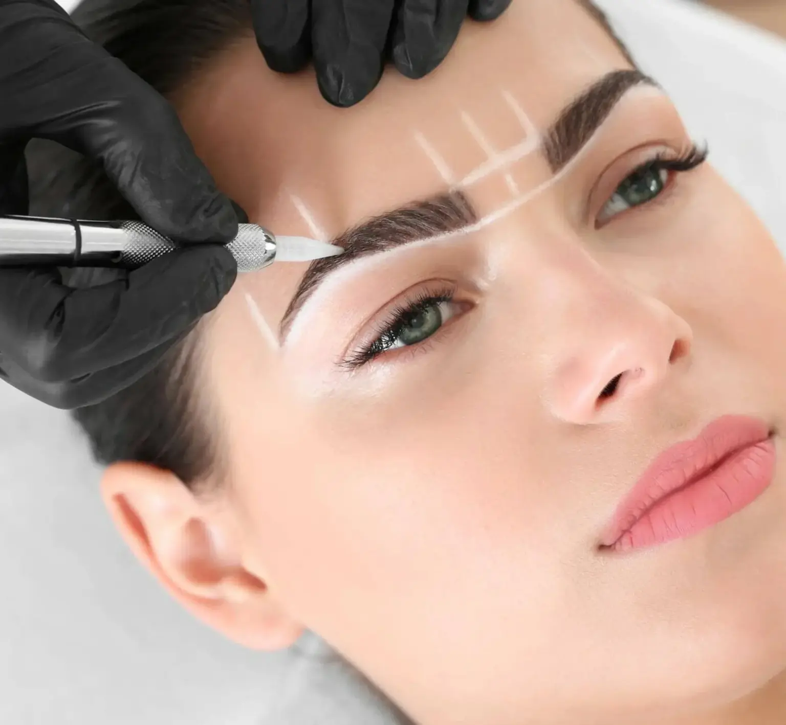 Micropigmentación de cejas sombreadas: ¡Renueva tu mirada!