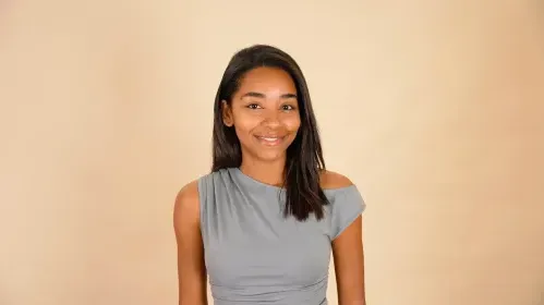 Marta realza su pecho con resultado natural